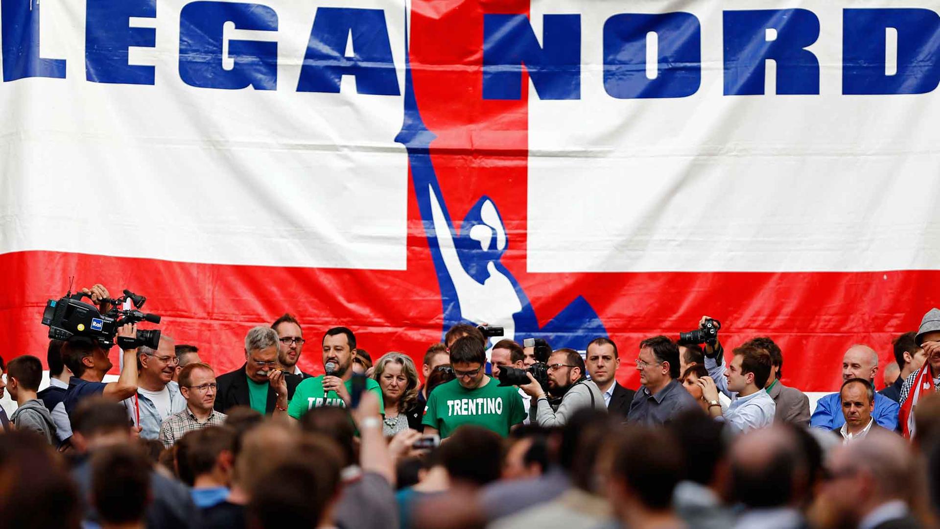 Auf einer Versammlung der Lega Nord Patania spricht Parteichef Matteo Salvini. Auf einer Versammlung der Lega Nord Patania spricht Parteichef Matteo Salvini.