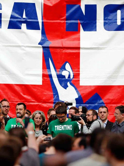 Auf einer Versammlung der Lega Nord Patania spricht Parteichef Matteo Salvini.