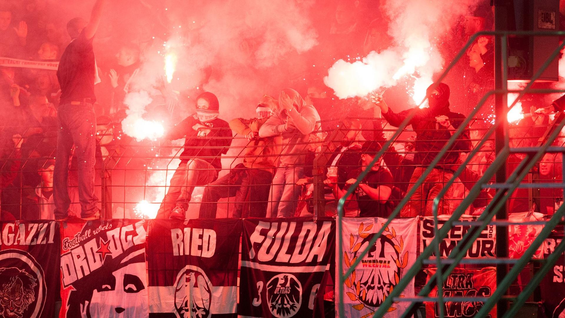Fans von Eintracht Frankfurt zünden Bengalos und Feuerwerkskörper. Fans von Eintracht Frankfurt zünden Bengalos und Feuerwerkskörper.