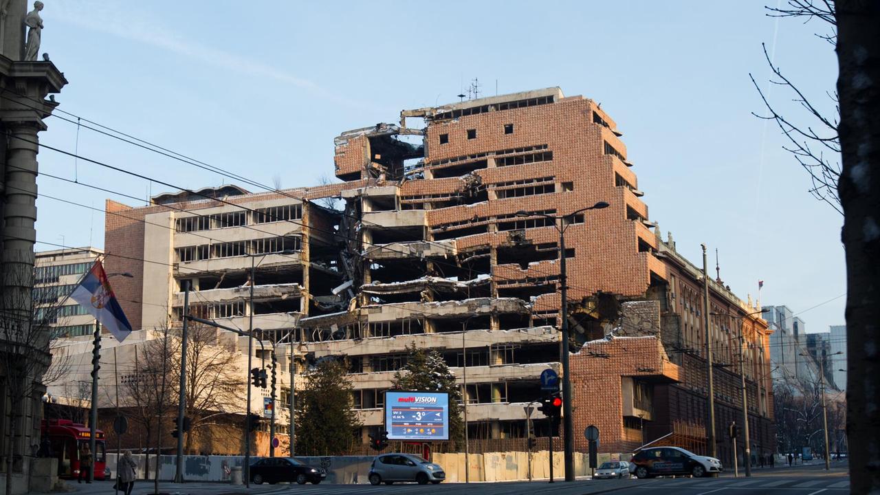 Durch NATO-Angriffe im Jahr 1999 zerstörtes Gebäude des serbischen Verteidigungsministeriums, 2012 in Belgrad.