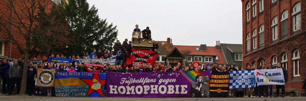 Was ist eine politische Botschaft, die nicht ins Stadion gehört? Ist "Fußballfans gegen Homophobie" politischer als "No to racism" von der UEFA? Was ist eine politische Botschaft, die nicht ins Stadion gehört? Ist "Fußballfans gegen Homophobie" politischer als "No to racism" von der UEFA?