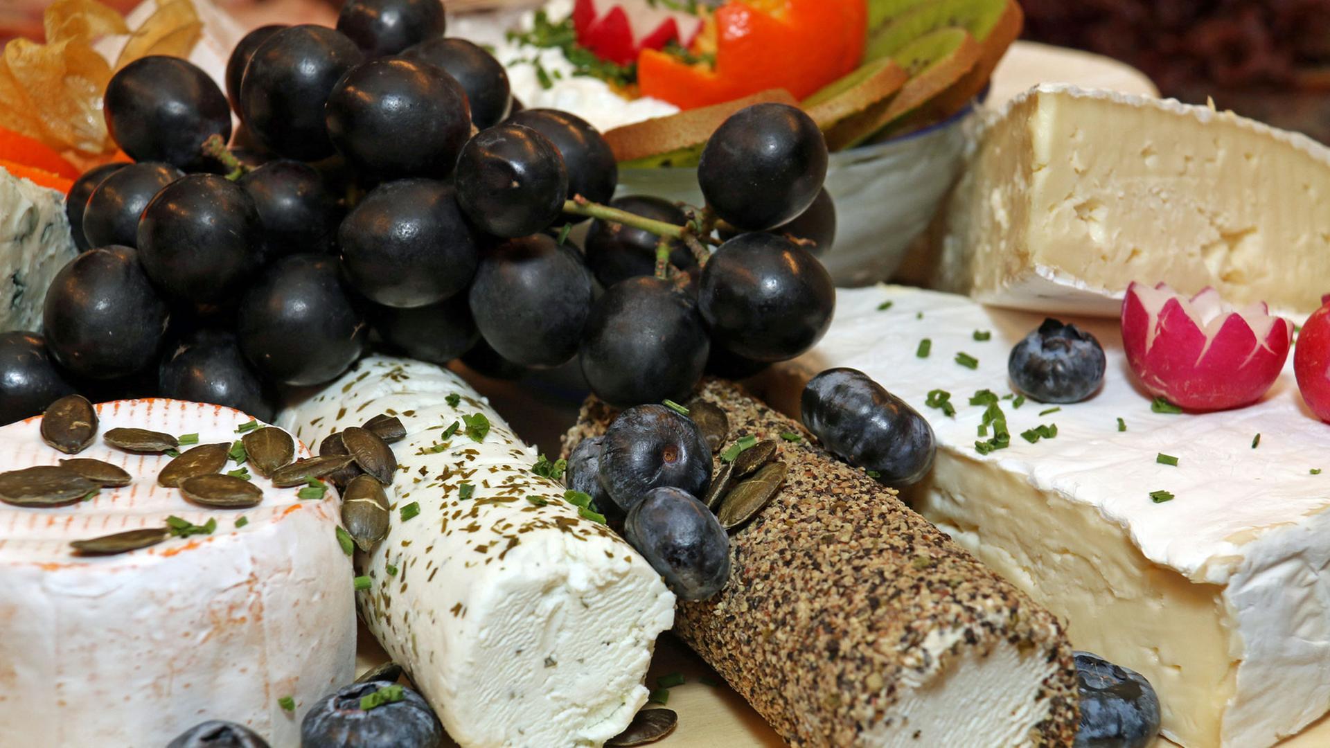 Käseplatte mit verschiedenen Sorten Käse und Weintrauben Käseplatte mit verschiedenen Sorten Käse und Weintrauben