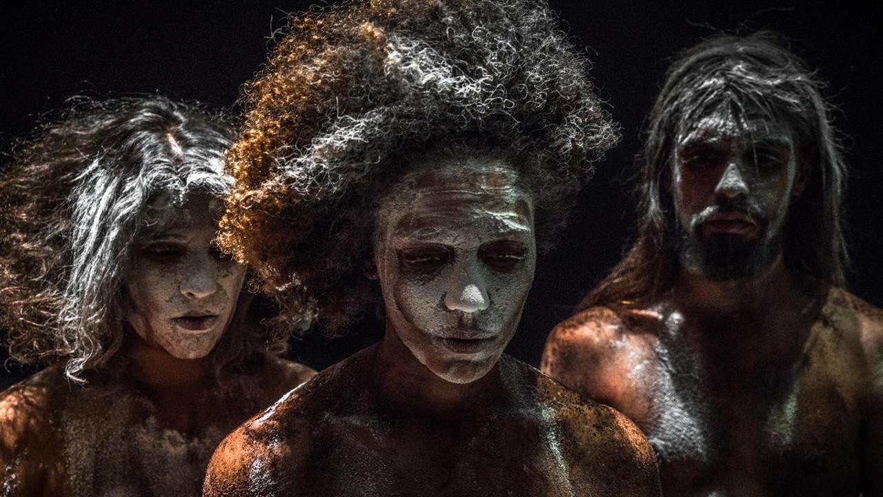 Theaterstück "Para que o ceú nao caia | For the Sky Not to Fall" von Lia Rodrigues Theaterstück "Para que o ceú nao caia | For the Sky Not to Fall" von Lia Rodrigues