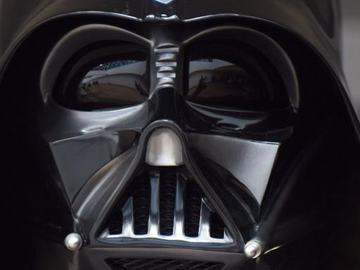 Ein Mann hat sich für das Science-Fiction-Fantreffen "FedCon" am 13.05.2016 in Bonn (Nordrhein-Westfalen) als Darth Vader verkleidet.