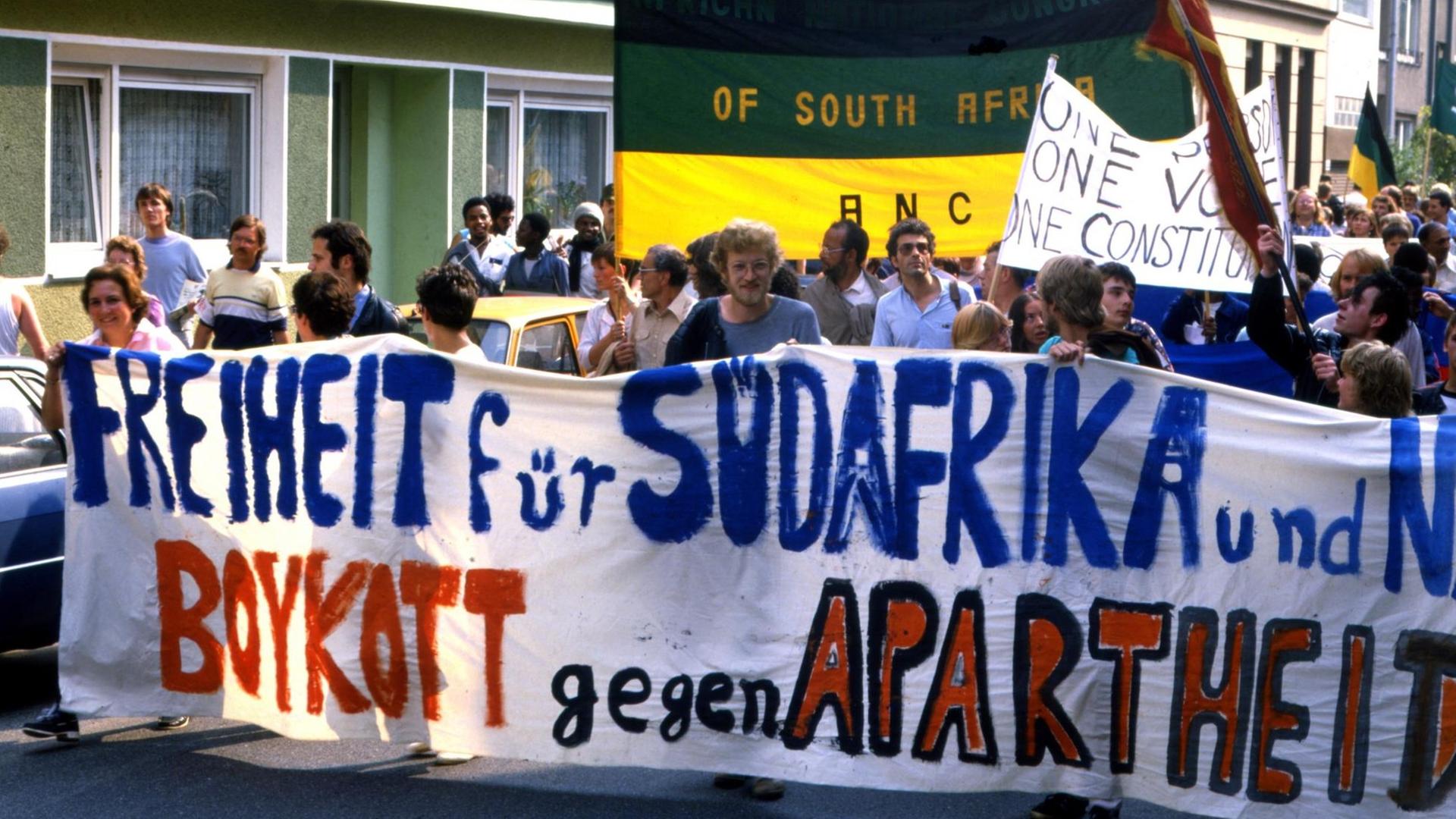 Deutsche Protestler rufen zum Boykott gegen Südafrika auf. Eine erste Form der Divestment-Bewegung Deutsche Protestler rufen zum Boykott gegen Südafrika auf. Eine erste Form der Divestment-Bewegung