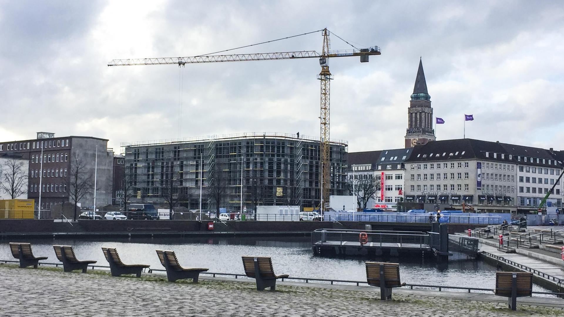 Der Kieler Bootshafen mit dem Rathaussturm im Hintergrund.