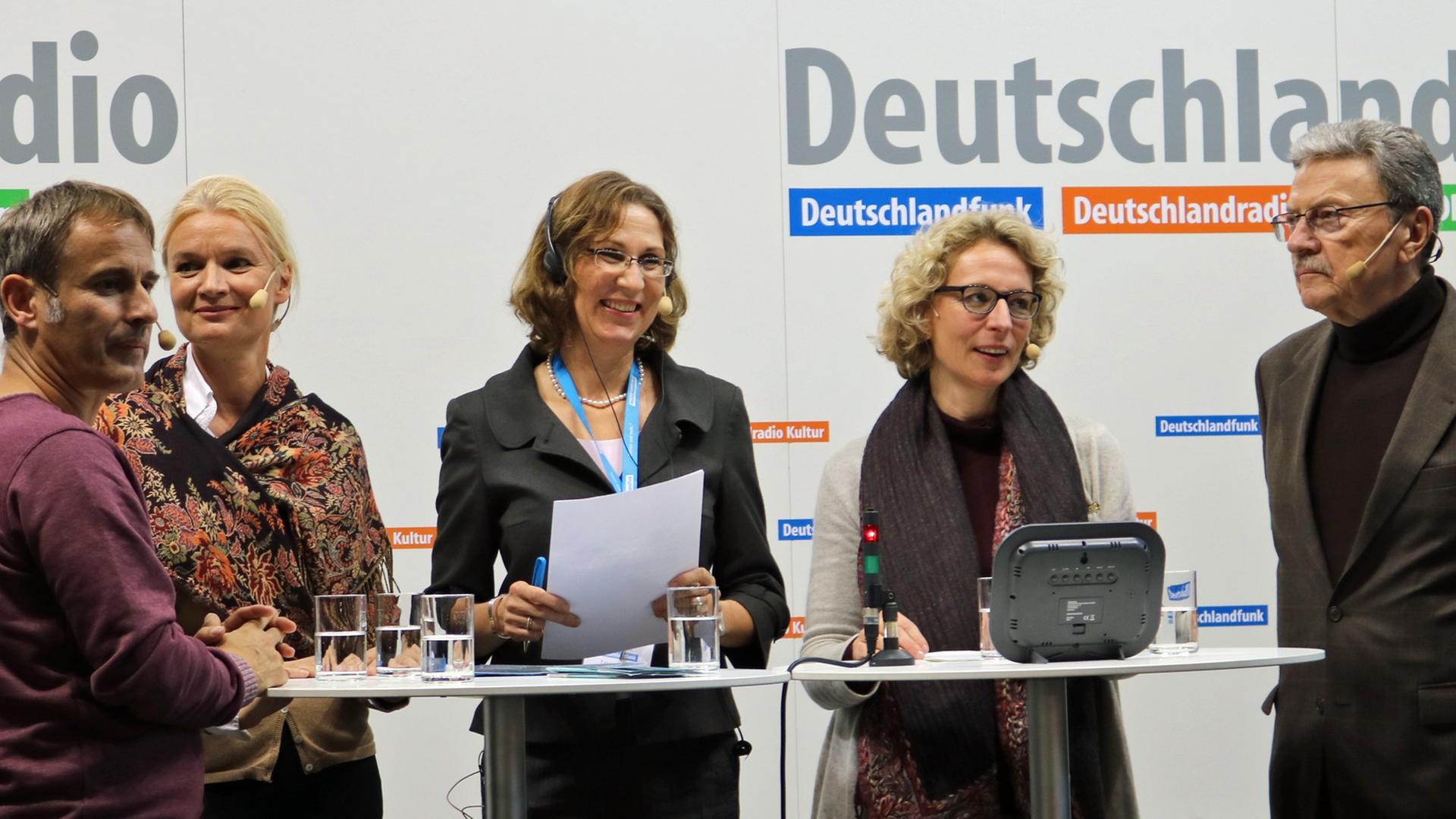 Auf der Frankfurter Buchmesse diskutierten am Samstag Ralf Schweikert, Saskia Heintz, Tanya Lieske, Doris Breitmoser und Klaus Kordon (von links). Auf der Frankfurter Buchmesse diskutierten am Samstag Ralf Schweikert, Saskia Heintz, Tanya Lieske, Doris Breitmoser und Klaus Kordon (von links).