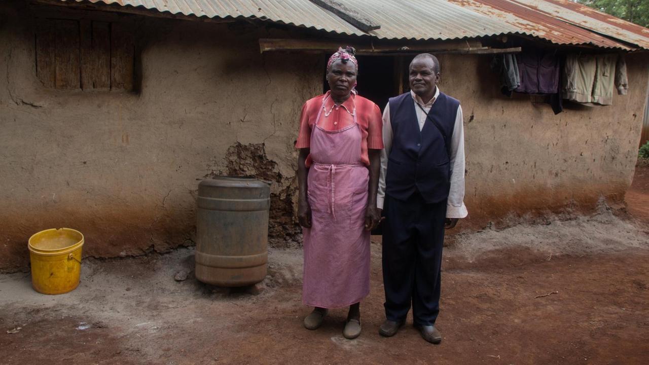 Pharis Karani und seine Frau Margret Wanjiku vor ihrem Haus. Pharis Karani und seine Frau Margret Wanjiku vor ihrem Haus.