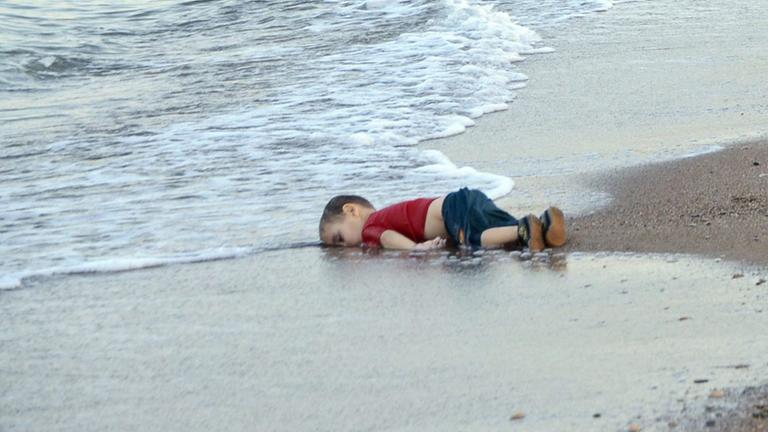 Ein ertrunkenes Kind am Strand von Bodrum (Türkei). Der Junge wurde später als Aylan Kurdi identifiziert. Ein ertrunkenes Kind am Strand von Bodrum (Türkei). Der Junge wurde später als Aylan Kurdi identifiziert.