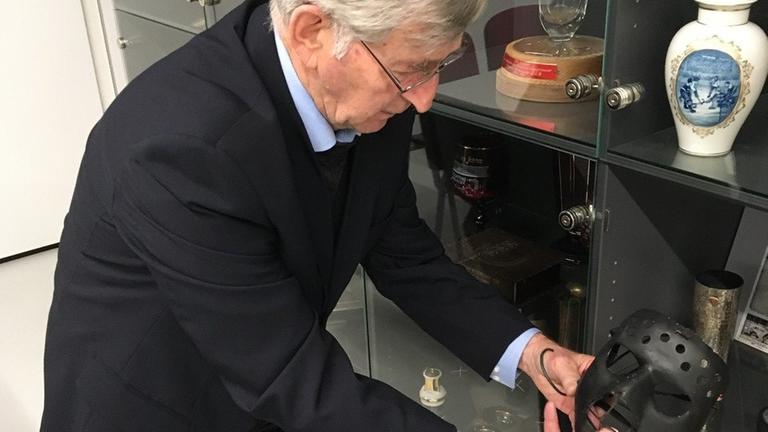 Klaus Hirche, legendärer Torhüter der Lausitzer Füchse, mit der schwarzen Maske, mit der er spielte. Klaus Hirche, legendärer Torhüter der Lausitzer Füchse, mit der schwarzen Maske, mit der er spielte.