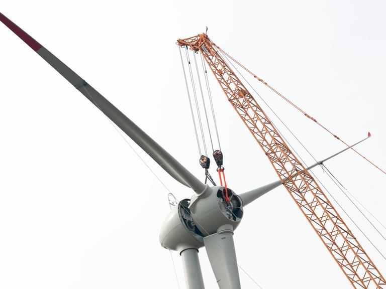 Der Propeller eines Windrades wird am 31.03.2014 nahe Visselhövede (Niedersachsen) montiert.