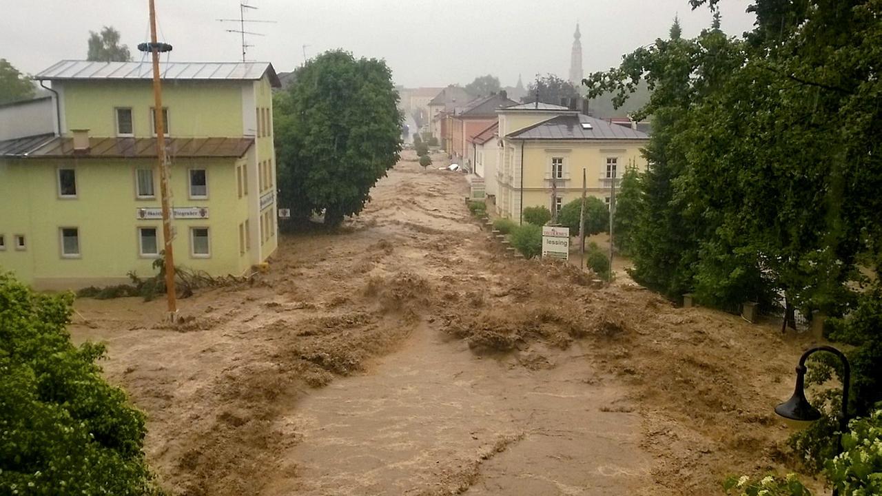 Überschwemmungen im Ort Simbach am Inn in Niederbayern am 1.6.2016.