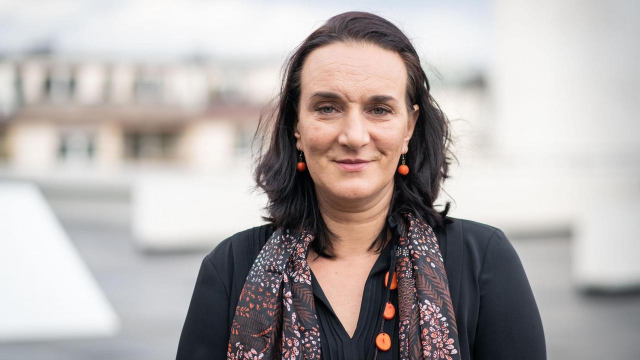 Porträt von Terézia Mora in schwarzer Kleidung mit einem Schaal um den Hals. Porträt von Terézia Mora in schwarzer Kleidung mit einem Schaal um den Hals.
