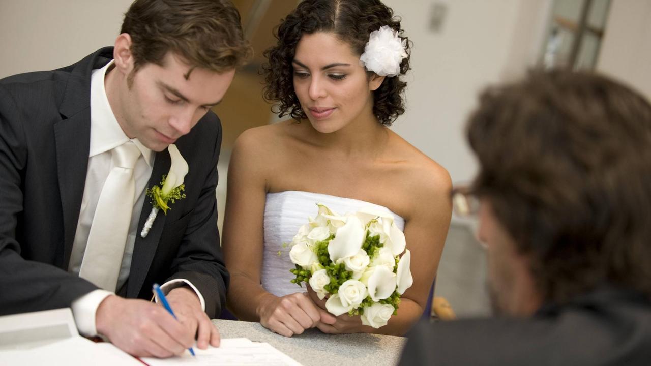 Standesamtliche Hochzeit: Der Bräutigam unterschreibt Heiratsurkunde, d...</p>

                        <a href=