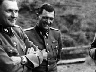 Der bekannteste Mörder im Arztkittel war Josef Mengele (2.v.l.): Seine Versuche reichten von purem Sadismus bis zu Experimenten, die immer noch geheim sind.