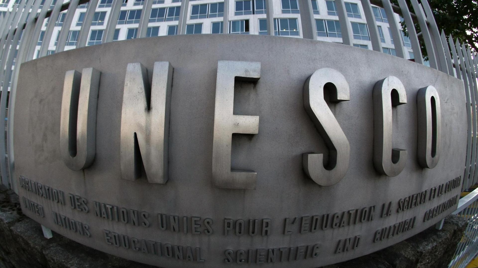 UNESCO-Logo am Hauptquartier in Paris. UNESCO-Logo am Hauptquartier in Paris.