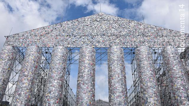 Die Installation der argentinischen Künstlerin Marta Minujin "The Parthenon of Books" (Parthenon der Bücher) auf der documenta 14 in Kassel.