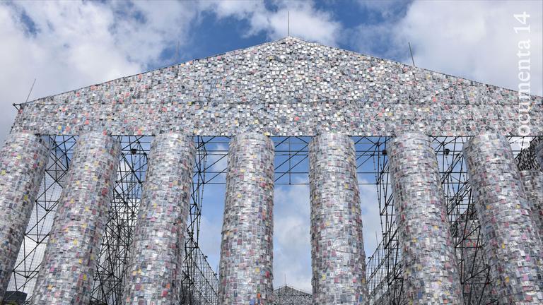 Die Installation der argentinischen Künstlerin Marta Minujin "The Parthenon of Books" (Parthenon der Bücher) auf der documenta 14 in Kassel. Die Installation der argentinischen Künstlerin Marta Minujin "The Parthenon of Books" (Parthenon der Bücher) auf der documenta 14 in Kassel.