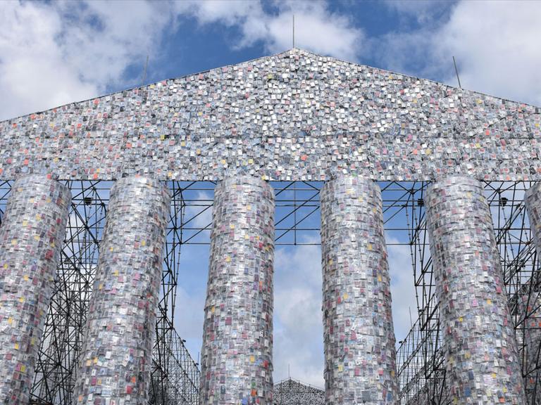 Die Installation der argentinischen Künstlerin Marta Minujin "The Parthenon of Books" (Parthenon der Bücher) auf der documenta 14 in Kassel.