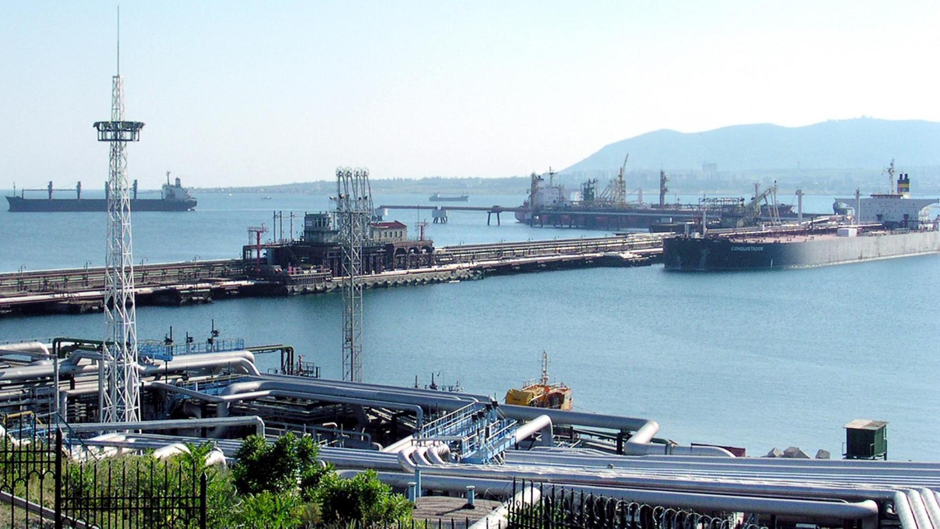 Der Ölhafen der russischen Stadt Noworossiijsk. Der Ölhafen der russischen Stadt Noworossiijsk.