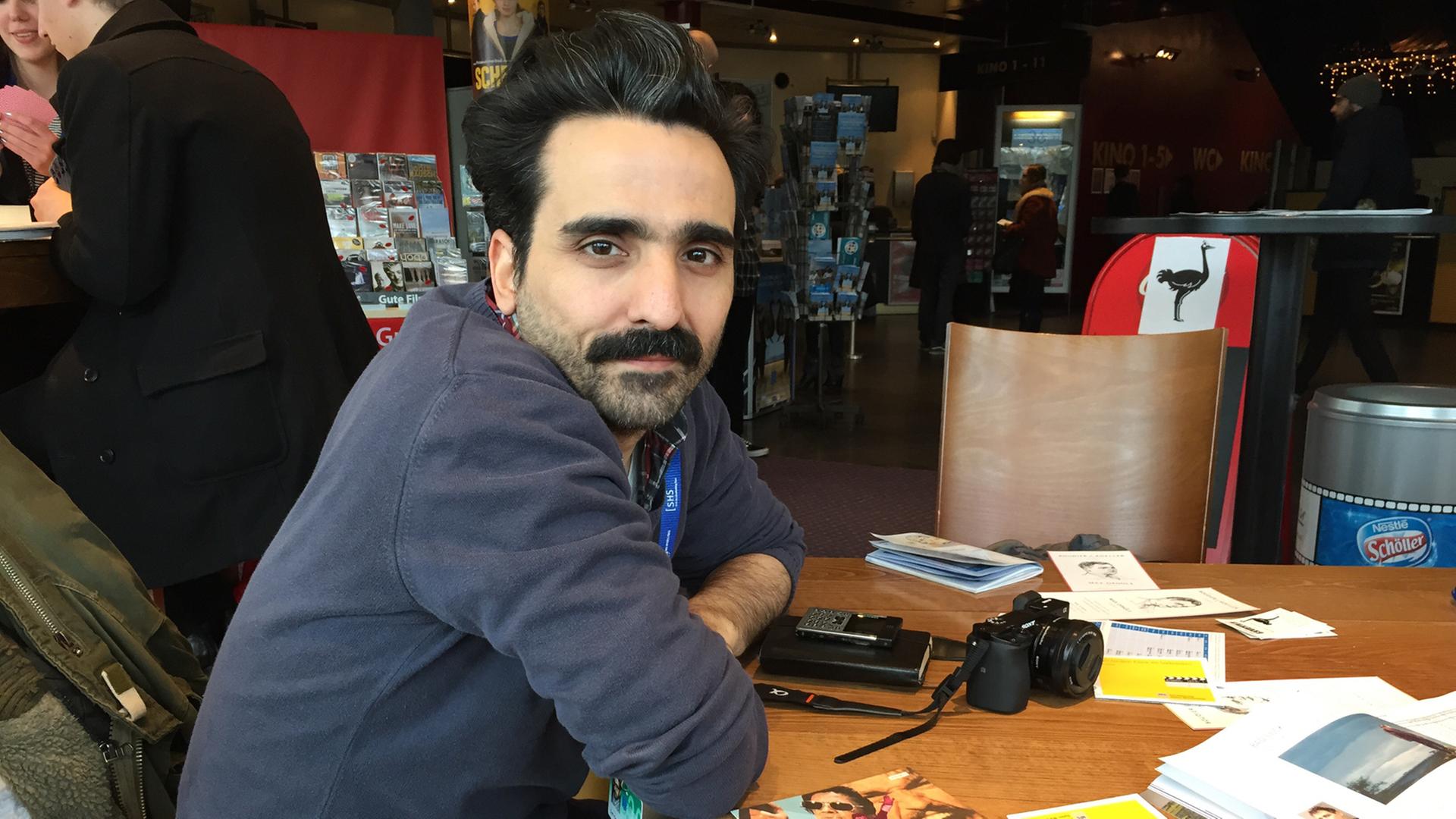Der Filmemacher Cem Kaya bei einem Filmfestival in Saarbrücken Der Filmemacher Cem Kaya bei einem Filmfestival in Saarbrücken