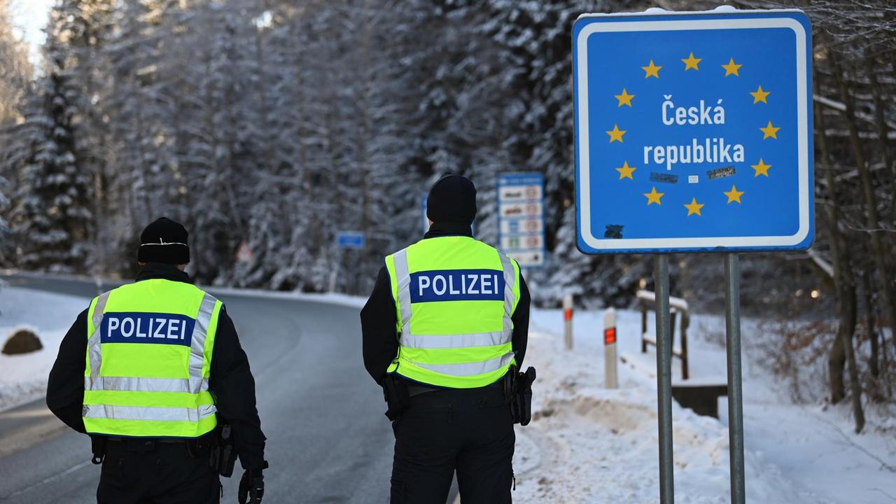 Die verschärften deutschen Einreiseregeln an den Grenzen zu Tschechien und zum österreichischen Bundesland Tirol zum Schutz vor gefährlichen Varianten des Coronavirus sind in der Nacht zu Sonntag in Kraft getreten