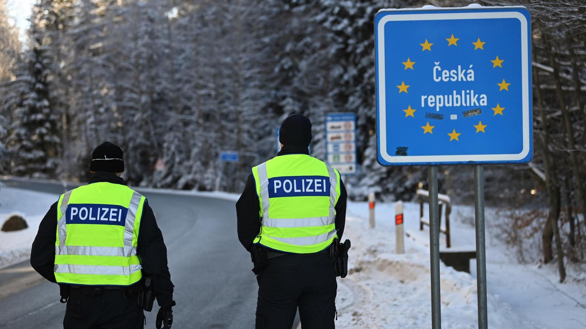 Die verschärften deutschen Einreiseregeln an den Grenzen zu Tschechien und zum österreichischen Bundesland Tirol zum Schutz vor gefährlichen Varianten des Coronavirus sind in der Nacht zu Sonntag in Kraft getreten