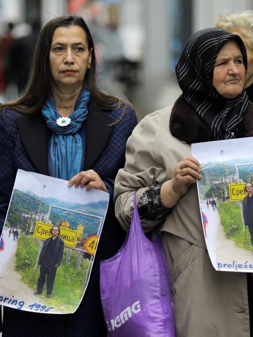 Angehörige der Opfer des Massakers von Srebenica protestieren vor der schwedischen Botschaft in Sarajevo gegen den Literaturnobelpreisträger Peter Handke.