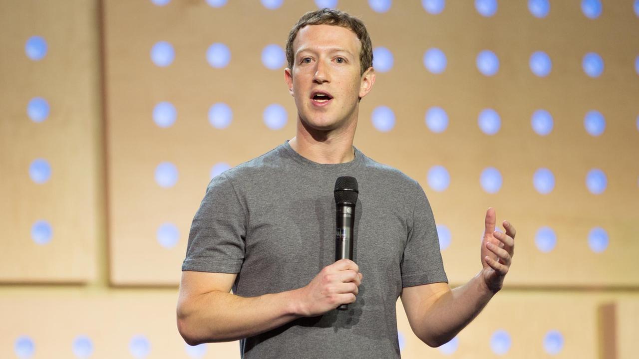 Der Facebook-Chef Mark Zuckerberg während einer Veranstaltung mit rund 1400 Zuschauern in der Arena Berlin. Der Facebook-Chef Mark Zuckerberg während einer Veranstaltung mit rund 1400 Zuschauern in der Arena Berlin.