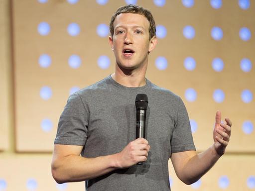 Der Facebook-Chef Mark Zuckerberg während einer Veranstaltung mit rund 1400 Zuschauern in der Arena Berlin.