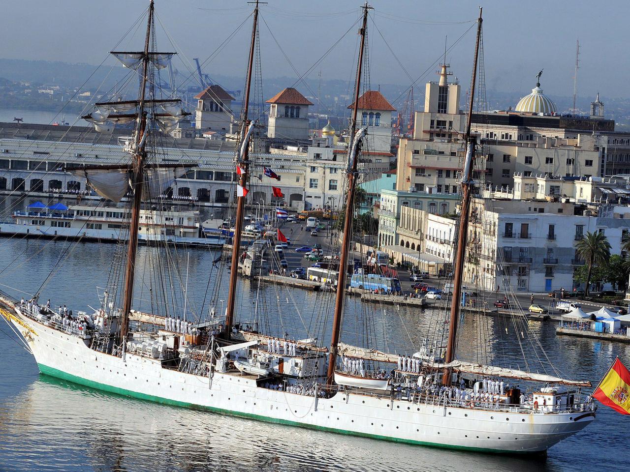 Ein spanisch beflaggtes Schiff fährt im Hafen von Havanna ein. Ein spanisch beflaggtes Schiff fährt im Hafen von Havanna ein.