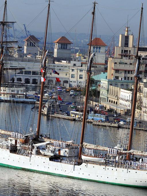 Ein spanisch beflaggtes Schiff fährt im Hafen von Havanna ein.