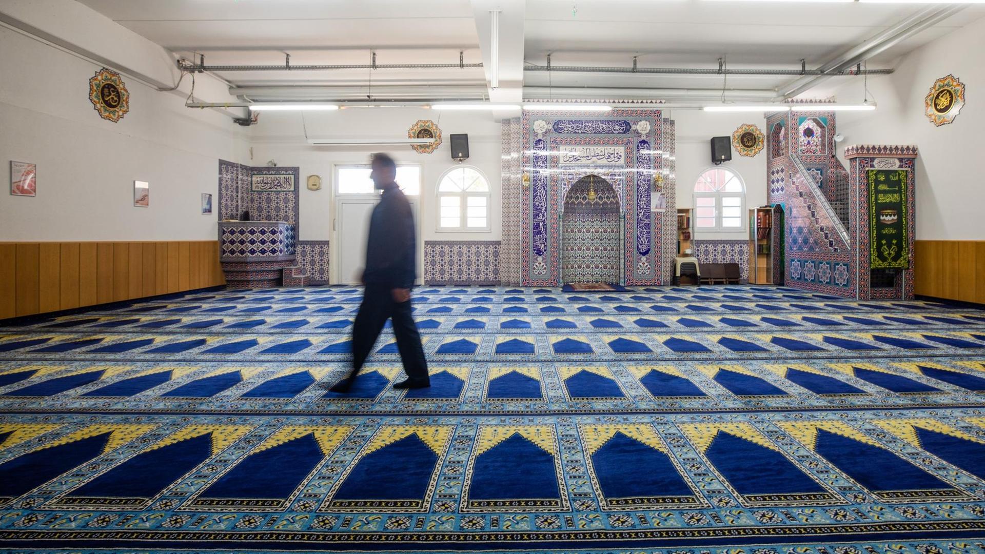 Ein Mann läuft durch einen leeren Gebetsraum einer Moschee. Etwa 700000 Muslime im Südwesten dürfen wegen der Corona-Krise den Fastenmonat Ramadan nur im engsten Familienkreis feiern. Ein Mann läuft durch einen leeren Gebetsraum einer Moschee. Etwa 700000 Muslime im Südwesten dürfen wegen der Corona-Krise den Fastenmonat Ramadan nur im engsten Familienkreis feiern.