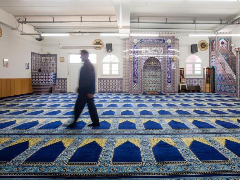 Ein Mann läuft durch einen leeren Gebetsraum einer Moschee. Etwa 700000 Muslime im Südwesten dürfen wegen der Corona-Krise den Fastenmonat Ramadan nur im engsten Familienkreis feiern.