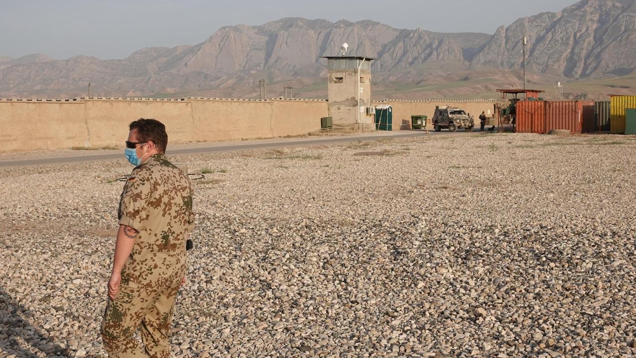 Ein Soldat steht im nordafghanischen Masar-e-Sharif 