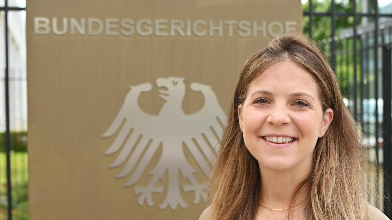 Die Influencerin Luisa-Maxime Huss lächelt vor dem Bundesgerichtshof (BGH) Die Influencerin Luisa-Maxime Huss lächelt vor dem Bundesgerichtshof (BGH)