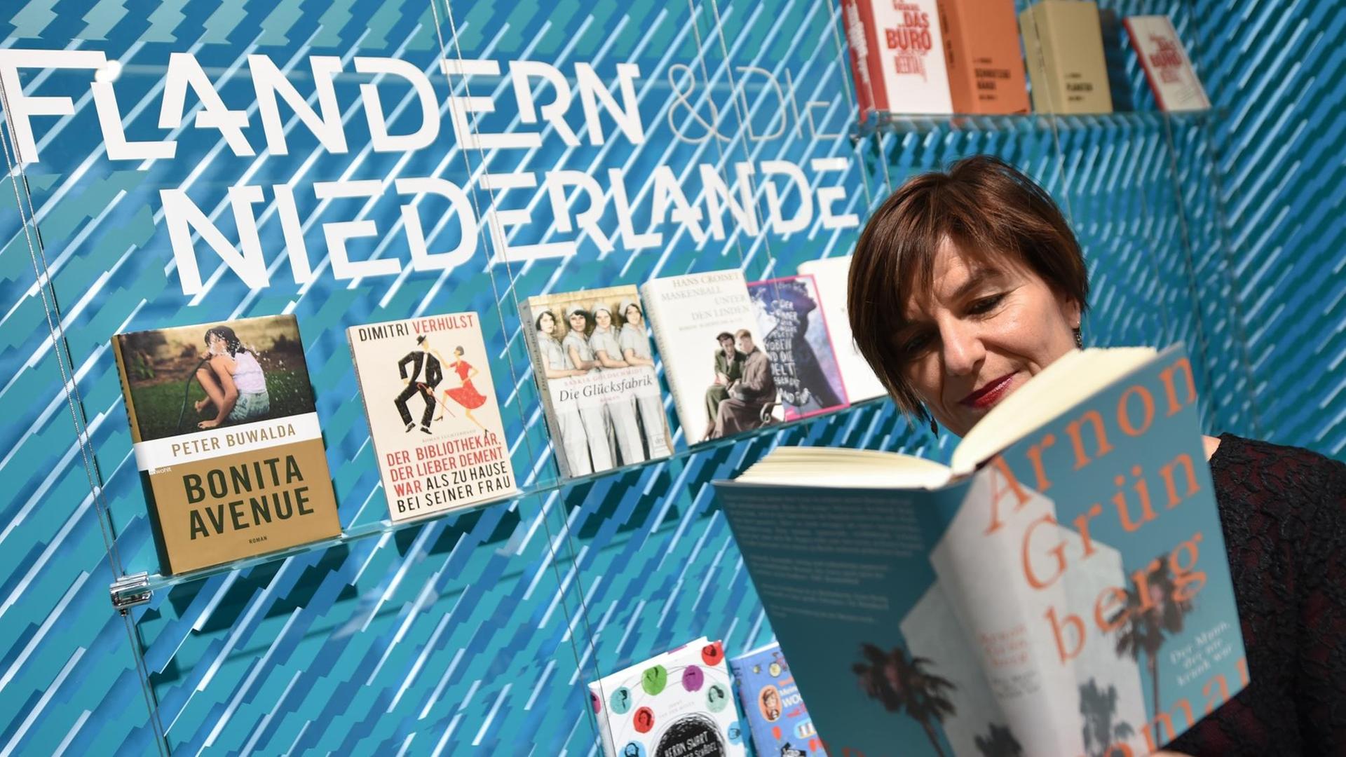 Judith Uyterlinde aus Amstardam liest am 15.10.2015 auf der Buchmesse in Frankfurt am Main (Hessen) am Stand von Flandern und den Niederlanden in einem Roman des niederländischen Schriftstellers Arnon Grünberg. Flandern und die Niederlande sind 2016 Ehrengast der Buchmesse. Judith Uyterlinde aus Amstardam liest am 15.10.2015 auf der Buchmesse in Frankfurt am Main (Hessen) am Stand von Flandern und den Niederlanden in einem Roman des niederländischen Schriftstellers Arnon Grünberg. Flandern und die Niederlande sind 2016 Ehrengast der Buchmesse.