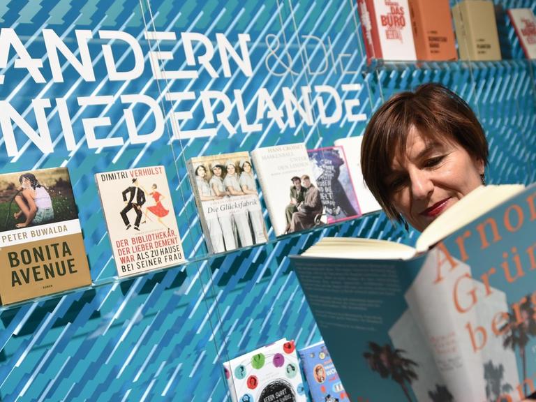 Judith Uyterlinde aus Amstardam liest am 15.10.2015 auf der Buchmesse in Frankfurt am Main (Hessen) am Stand von Flandern und den Niederlanden in einem Roman des niederländischen Schriftstellers Arnon Grünberg. Flandern und die Niederlande sind 2016 Ehrengast der Buchmesse.