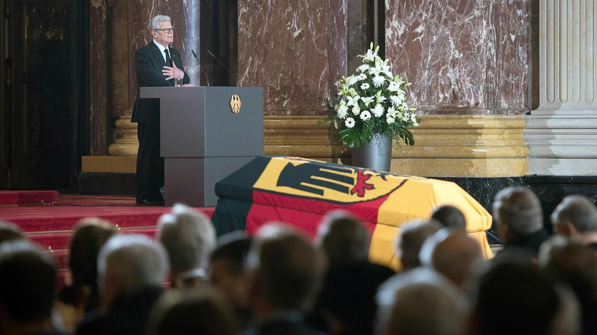 Bundespräsident Gauck spricht vor dem Sarg des verstorbenen, ehemaligen Bundespräsidenten Herzog beim Staatsakt im Berliner Dom. Bundespräsident Gauck spricht vor dem Sarg des verstorbenen, ehemaligen Bundespräsidenten Herzog beim Staatsakt im Berliner Dom.