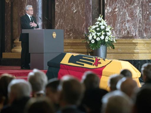 Bundespräsident Gauck spricht vor dem Sarg des verstorbenen, ehemaligen Bundespräsidenten Herzog beim Staatsakt im Berliner Dom.