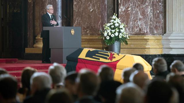 Bundespräsident Gauck spricht vor dem Sarg des verstorbenen, ehemaligen Bundespräsidenten Herzog beim Staatsakt im Berliner Dom.