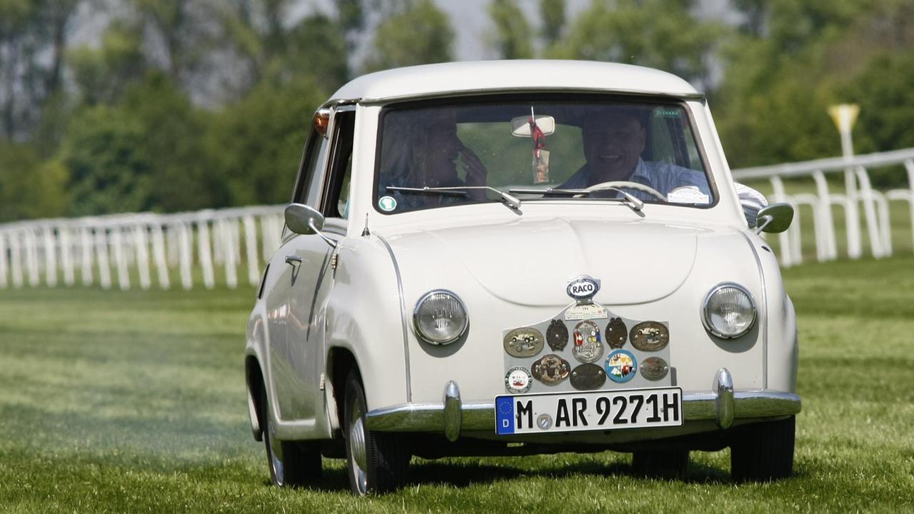 Ein historisches weißes Goggomobil auf einer Wiese. Ein historisches weißes Goggomobil auf einer Wiese.