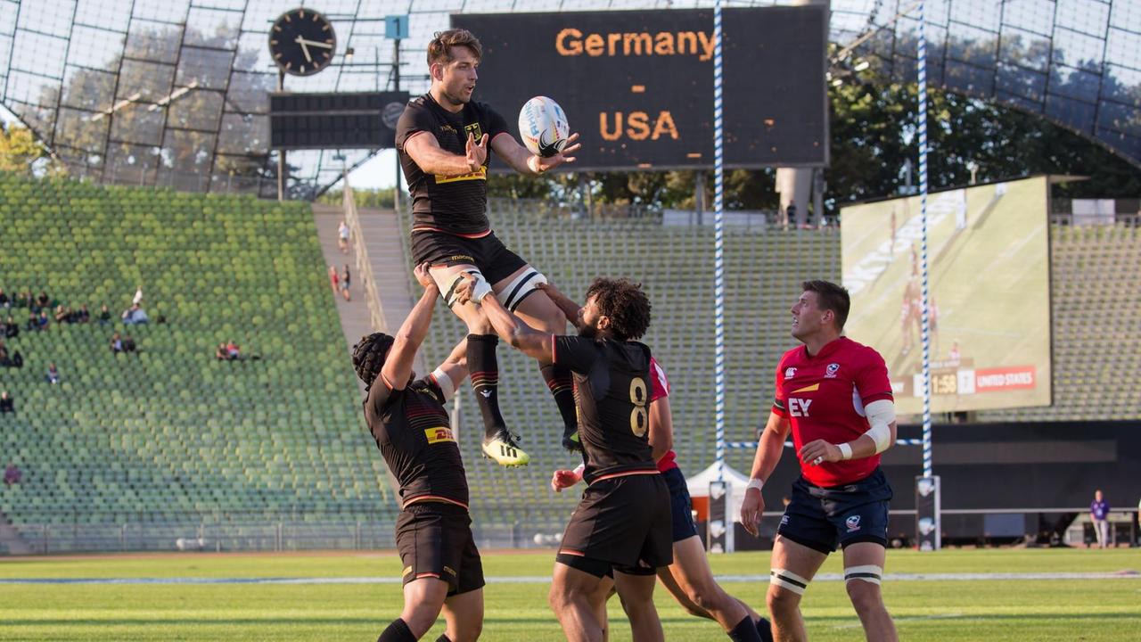 Spielszene beim Rugby-Turnier in München am 21. und 22. September 2019 während des Gruppenspiels Deutschland gegen die USA. Robert Haase aus Deutschland fängt den Gasseneinwurf. Er wird geliftet von John Dawe links und Ben Ellermann.