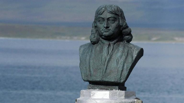 Denkmal des dänischen Entdeckers Vitus Bering auf der nach ihm benannten Beringinsel der russischen Kommandeurinseln im Nordwestpazifik. Denkmal des dänischen Entdeckers Vitus Bering auf der nach ihm benannten Beringinsel der russischen Kommandeurinseln im Nordwestpazifik.