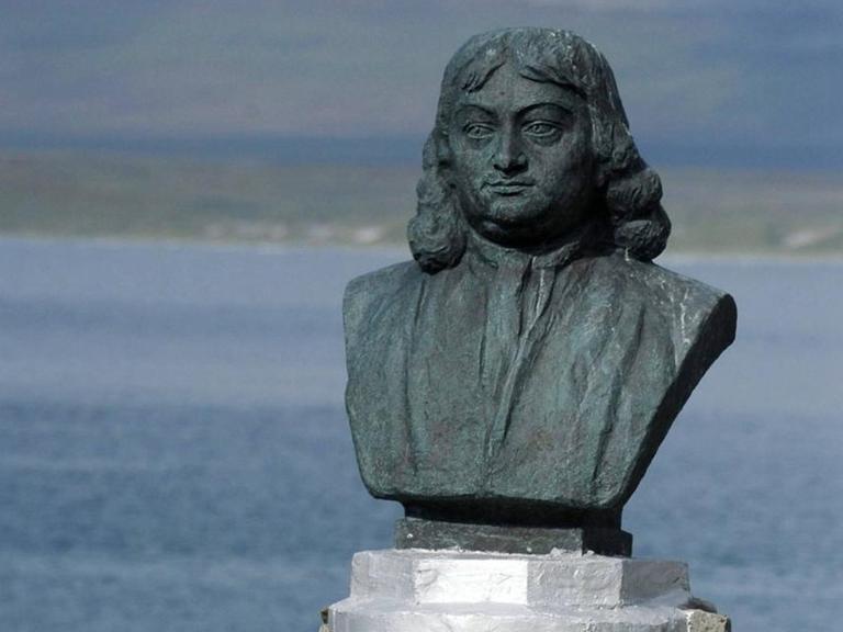 Denkmal des dänischen Entdeckers Vitus Bering auf der nach ihm benannten Beringinsel der russischen Kommandeurinseln im Nordwestpazifik.