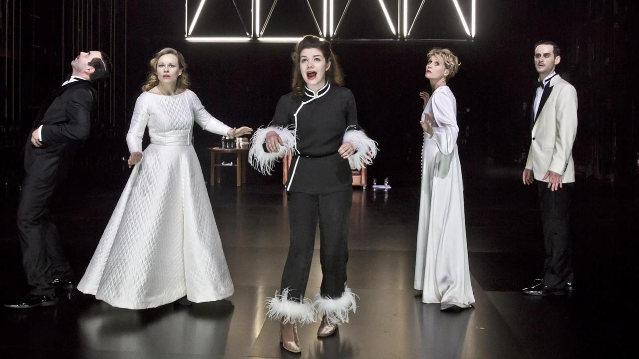 Das Theaterstück "Wut" von Elfriede Jelinek in der Regie von Martin Laberenz 2017 im Deutschen Theater in Berlin mit (von links) Andreas Doehler, Anja Schneider, Linn Reusse, Sabine Waibel, Sebastian Gruenewald Das Theaterstück "Wut" von Elfriede Jelinek in der Regie von Martin Laberenz 2017 im Deutschen Theater in Berlin mit (von links) Andreas Doehler, Anja Schneider, Linn Reusse, Sabine Waibel, Sebastian Gruenewald