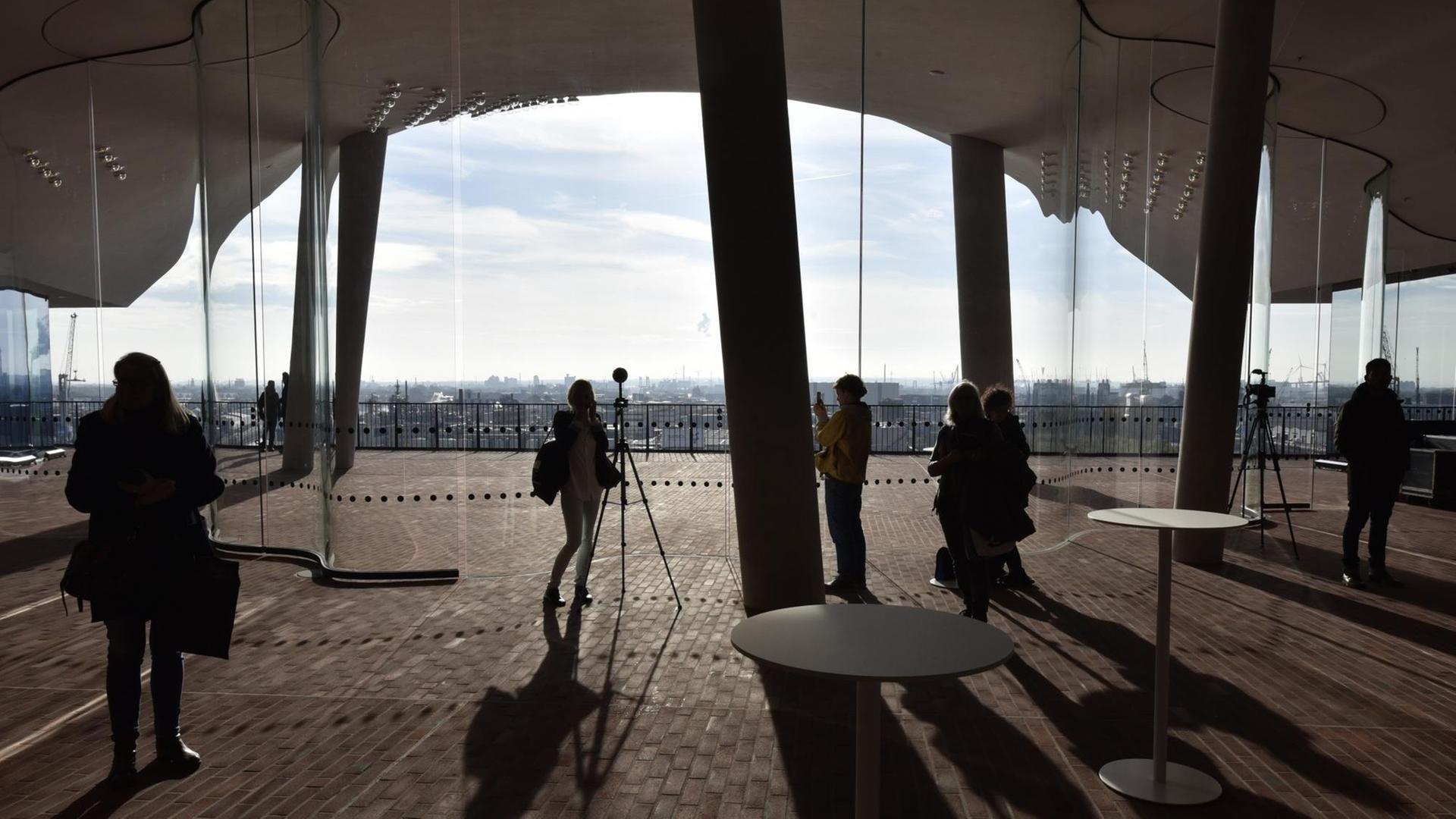 Besucher stehen in der Haupthalle der "Plaza" des soeben fertiggestellten Gebäudes der Elbphilharmonie-Konzerthalle in Hamburg am 4. November 2016. Die offizielle Einweihung des Konzerthauses ist für den 11. Januar 2017 geplant. Besucher stehen in der Haupthalle der "Plaza" des soeben fertiggestellten Gebäudes der Elbphilharmonie-Konzerthalle in Hamburg am 4. November 2016. Die offizielle Einweihung des Konzerthauses ist für den 11. Januar 2017 geplant.