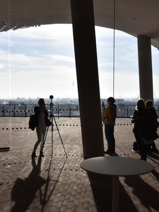 Besucher stehen in der Haupthalle der "Plaza" des soeben fertiggestellten Gebäudes der Elbphilharmonie-Konzerthalle in Hamburg am 4. November 2016. Die offizielle Einweihung des Konzerthauses ist für den 11. Januar 2017 geplant.