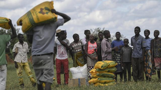 Helfer verteilen Lebensmittel nahe Bebedo in Mosambik nach dem Zyklon Idai.