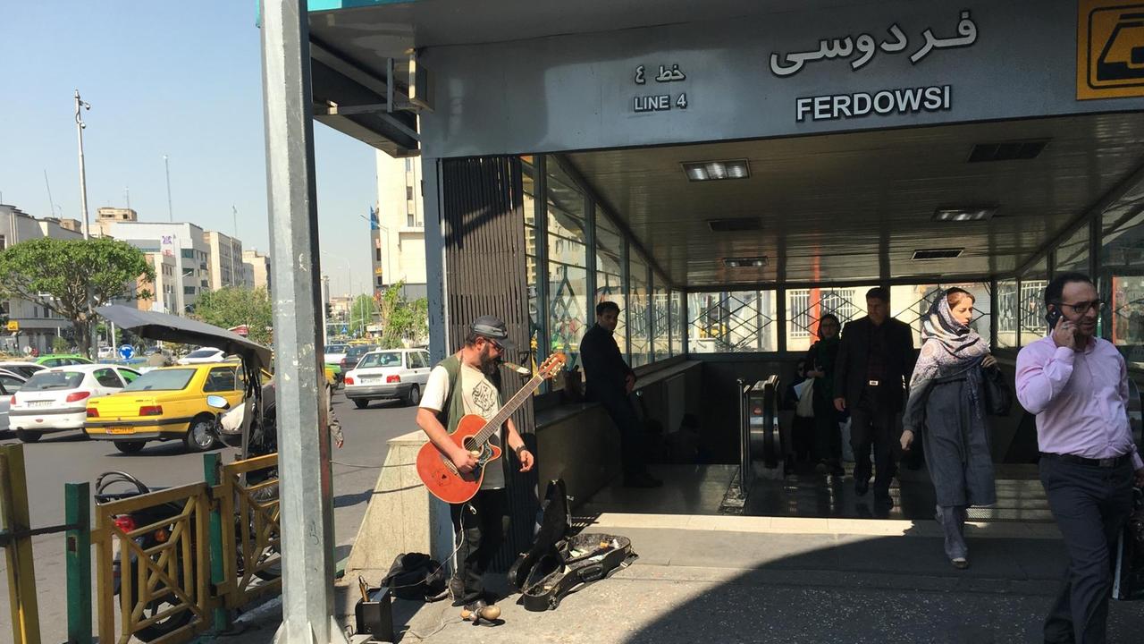 Straßenmusiker in Teheran vor einem Eingang zur Metro Straßenmusiker in Teheran vor einem Eingang zur Metro